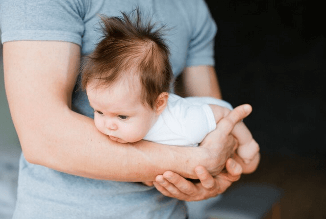 آرام کردن کودک با تکان دادن کودک 