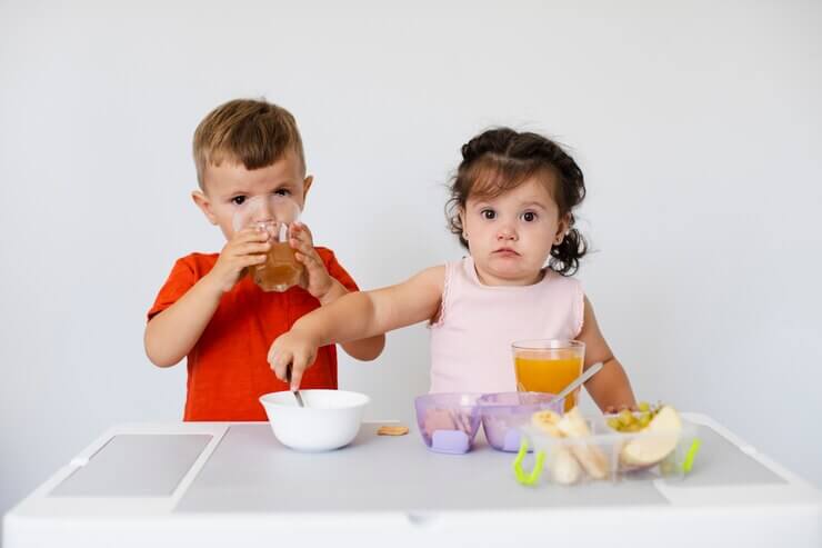 بیماری کودک در مهدکودک با خوردن غذای یکدیگر