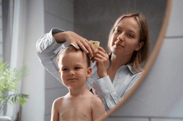 مراقبت از موی کودک با شانه زدن